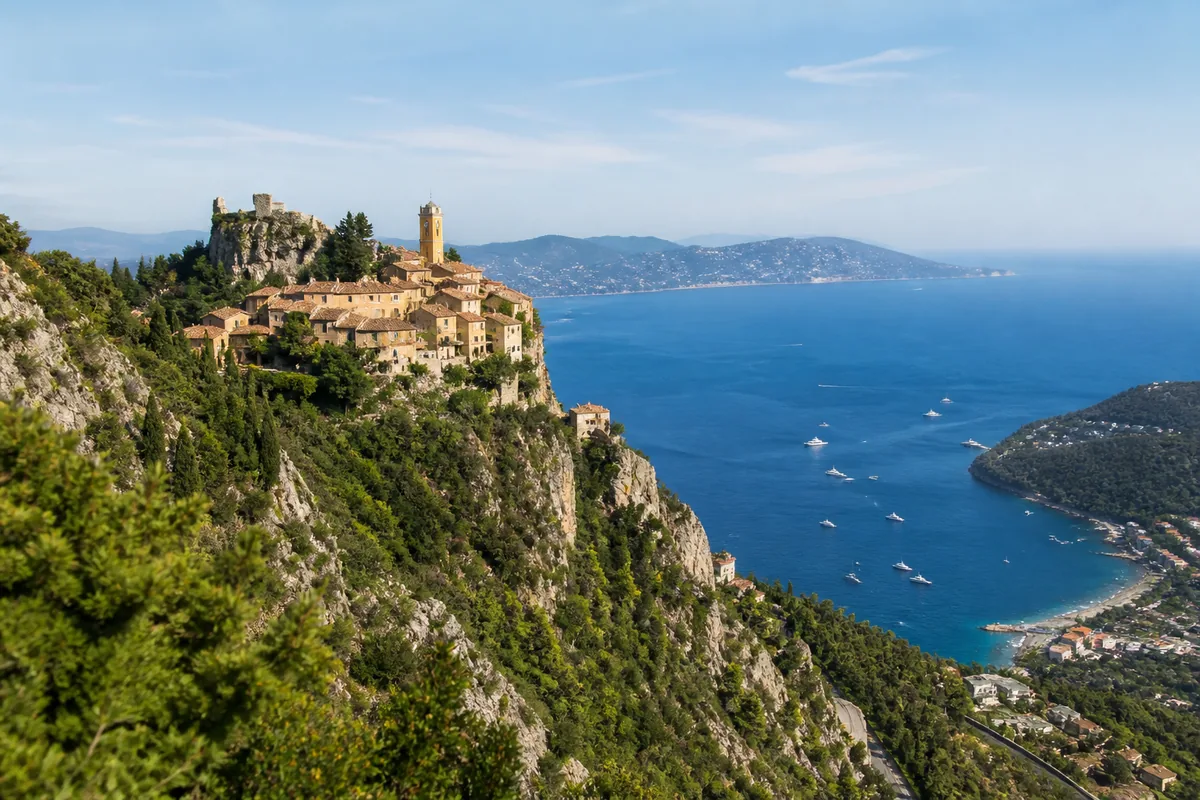 Paysage du departement Alpes-Maritimes, illustration de l'edition de livres et des auteurs locaux