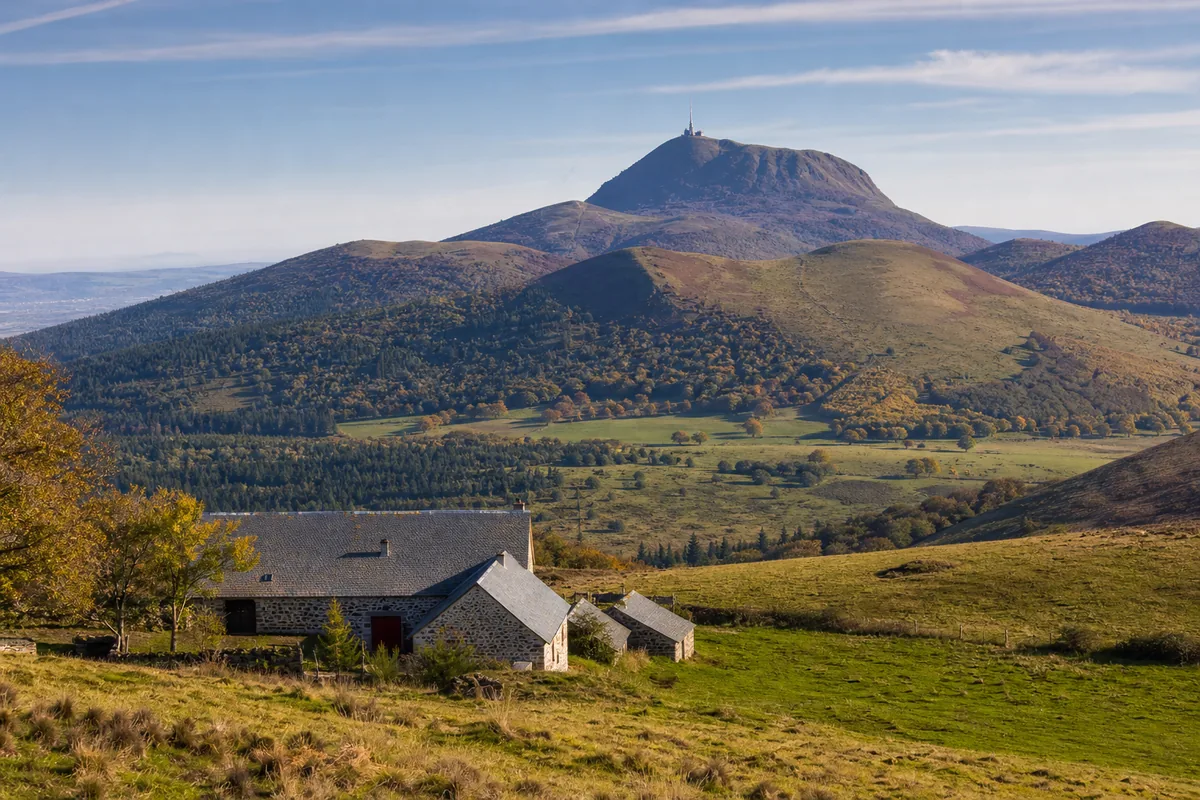 Paysage du departement Puy-de-Dôme, illustration de l'edition de livres et des auteurs locaux
