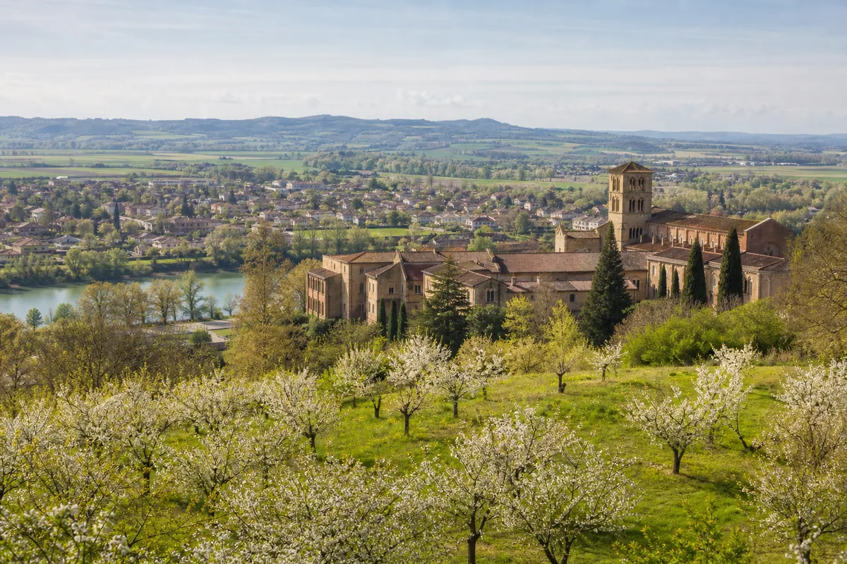 Paysage du departement Tarn-et-Garonne, illustration de l'edition de livres et des auteurs locaux