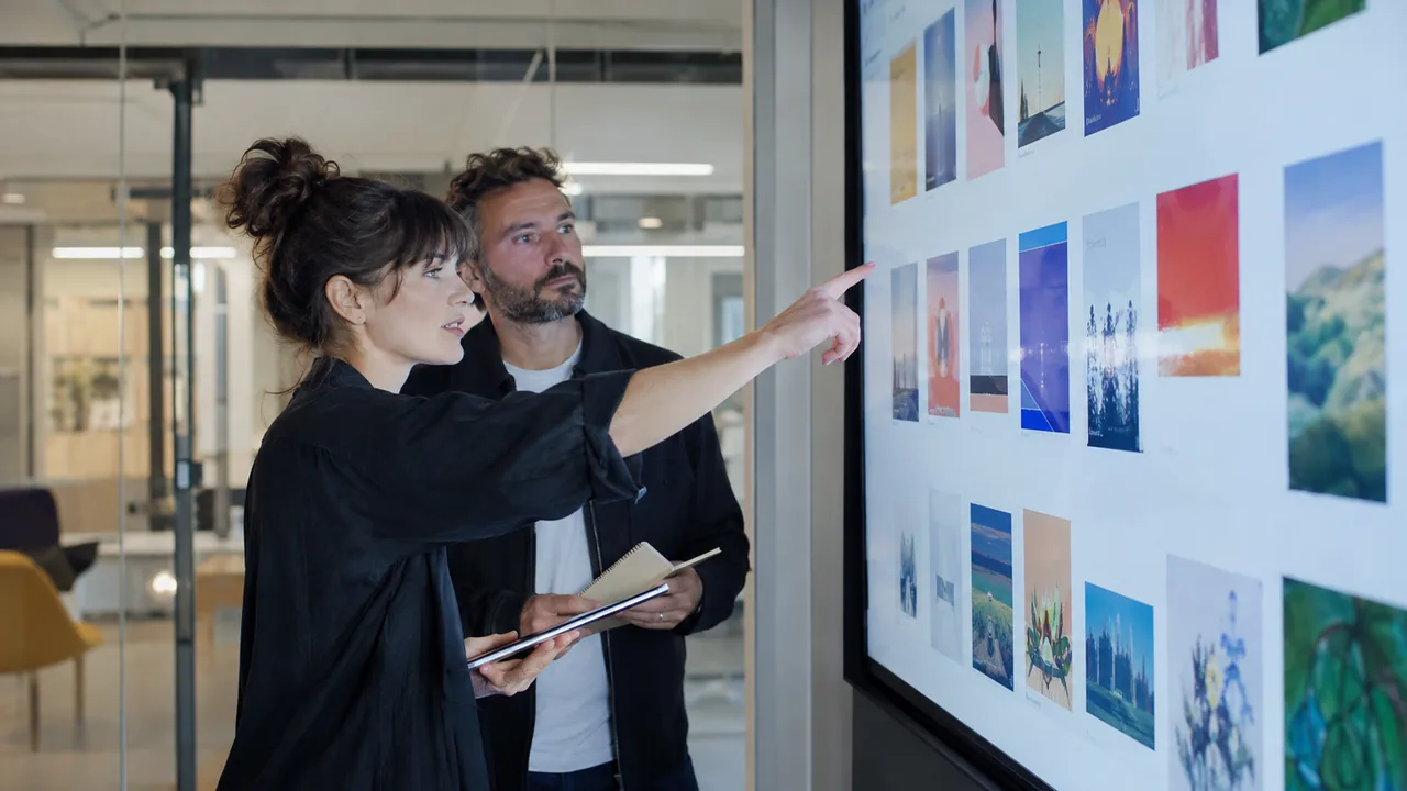 Équipe préparant la diffusion d’un catalogue numérique