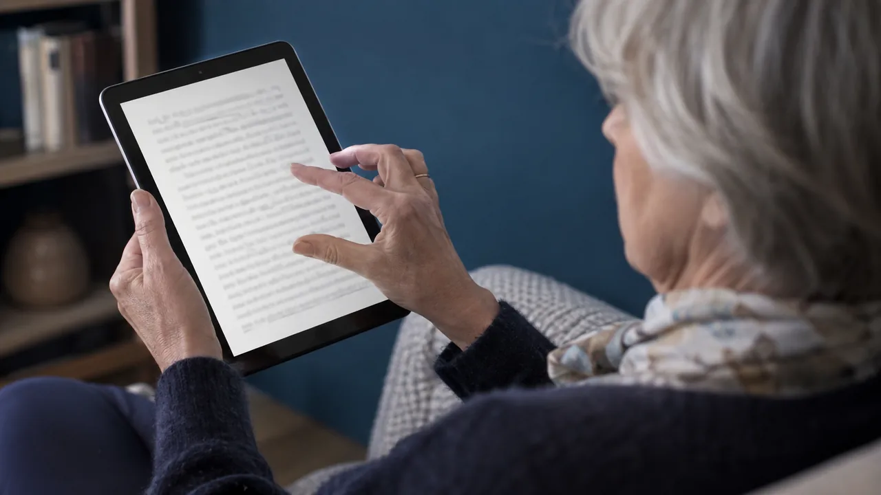 Mains testant l’agrandissement des caractères sur une tablette