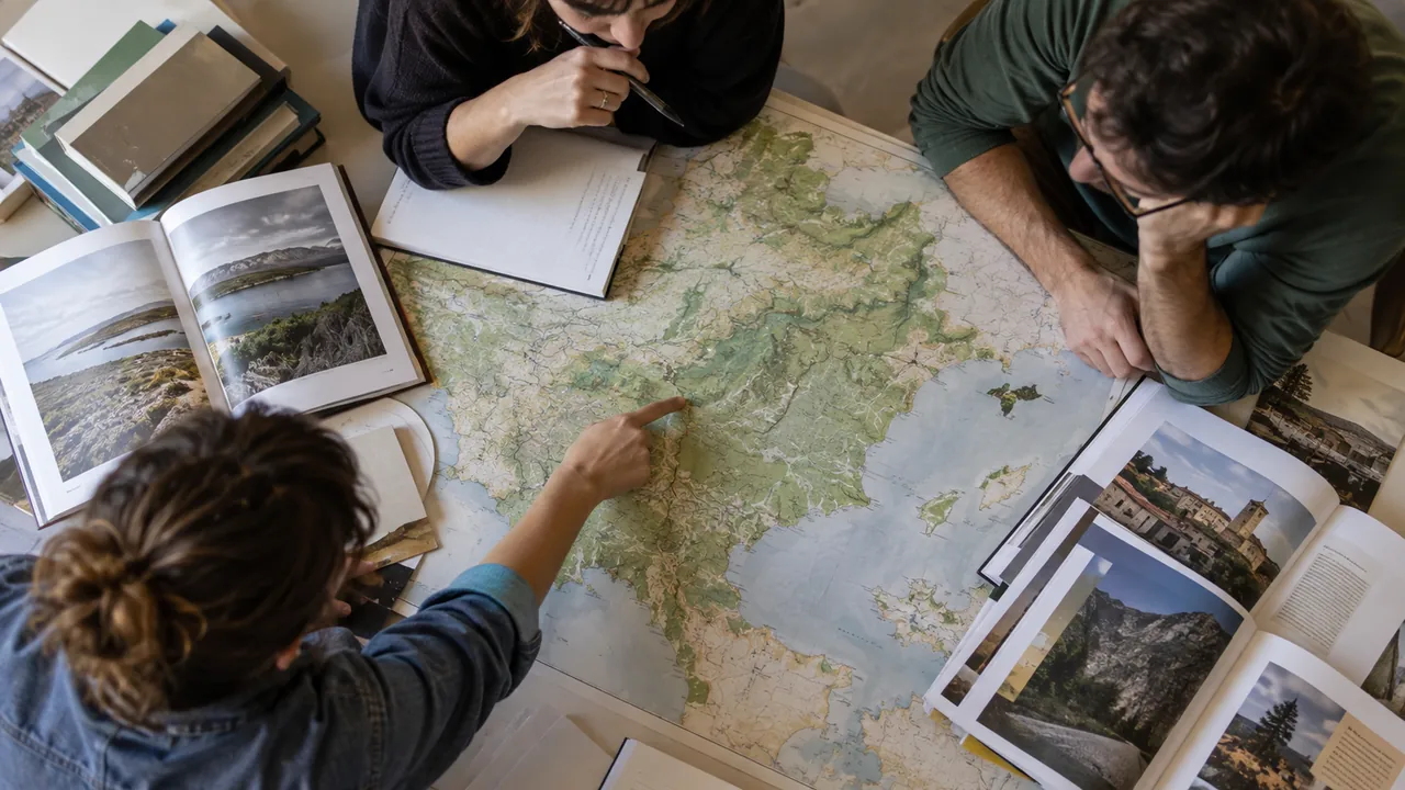 Carte régionale et revues culturelles examinées dans une rédaction