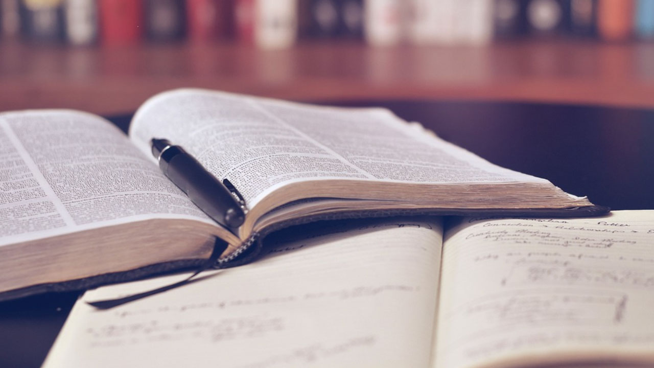 Correction et préparation d'un manuscrit avant envoi à un éditeur