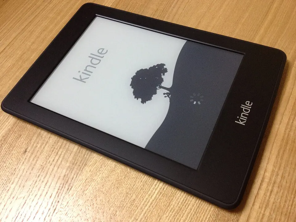 Liseuse Kindle Paperwhite 3G photographiée en 2012 ; exemple de support de lecture.
