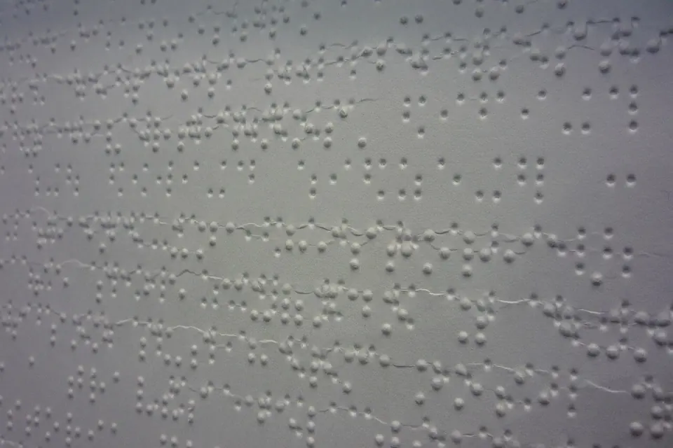 Pages d’un manuel imprimé en braille, photographiées en 2009.