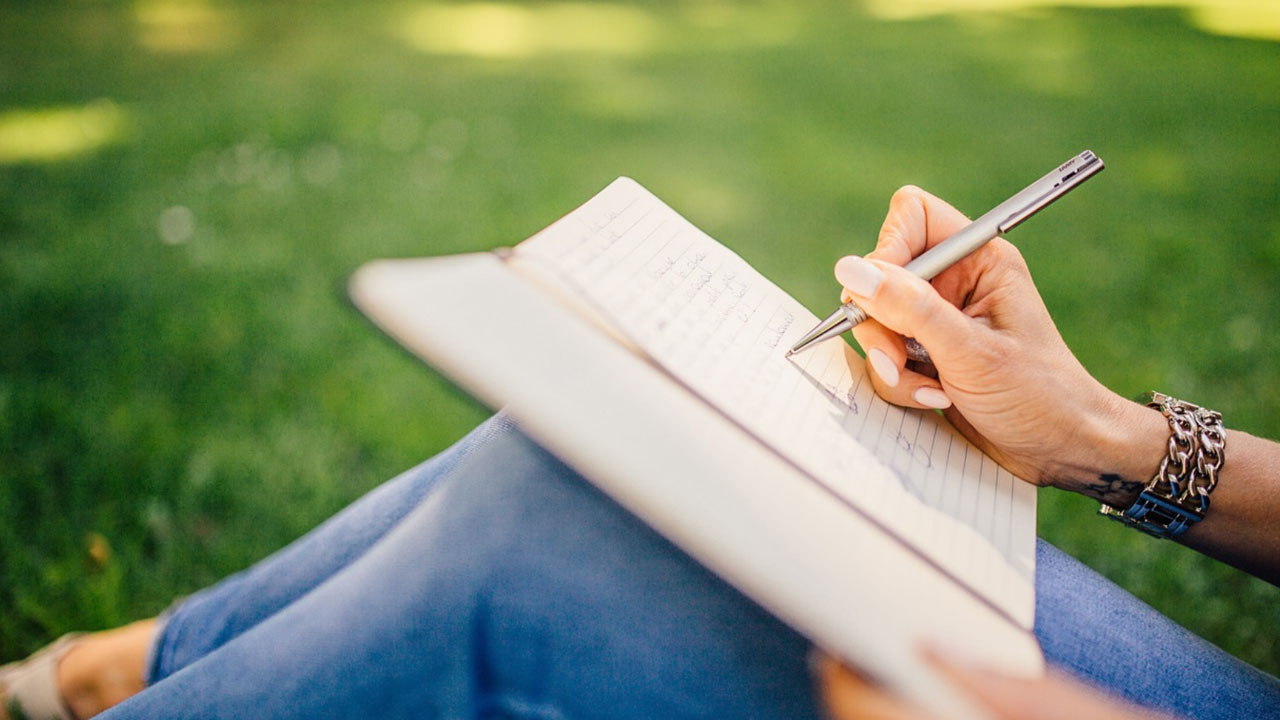 Auteur préparant l'envoi d'un manuscrit à une maison d'édition