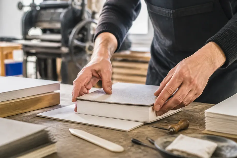 Fabrication et reliure d'un livre dans un atelier