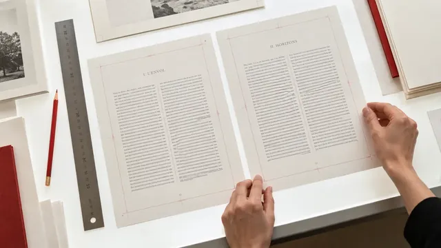 Pages de maquette alignées avec une règle sur une table lumineuse