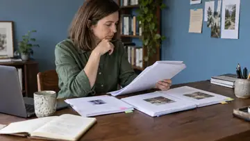 Autrice comparant plusieurs dossiers de propositions éditoriales