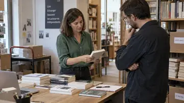 Autrice échangeant avec un libraire autour d’un livre