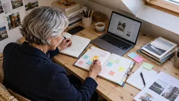 Autrice organisant un calendrier de communication avec des fiches de couleur