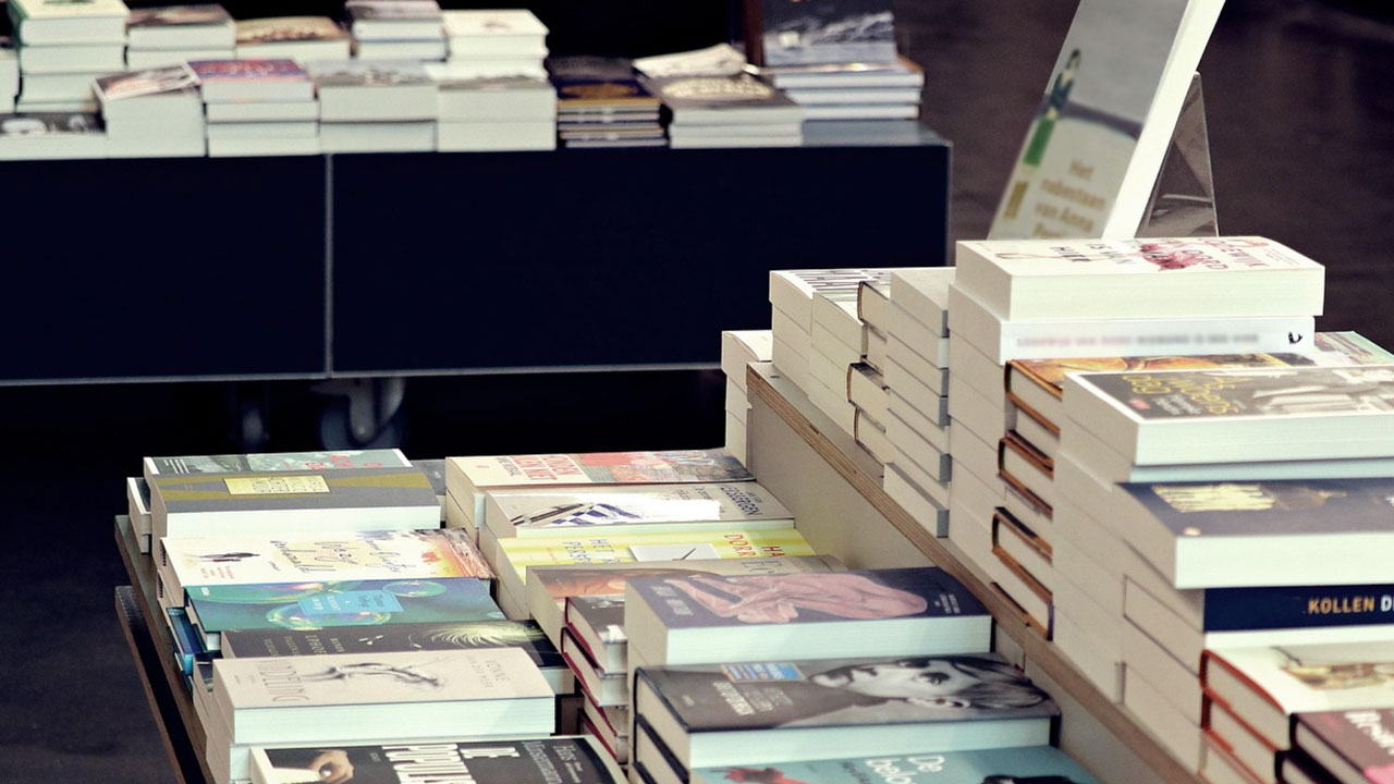 Livres présentés en librairie pour la distribution