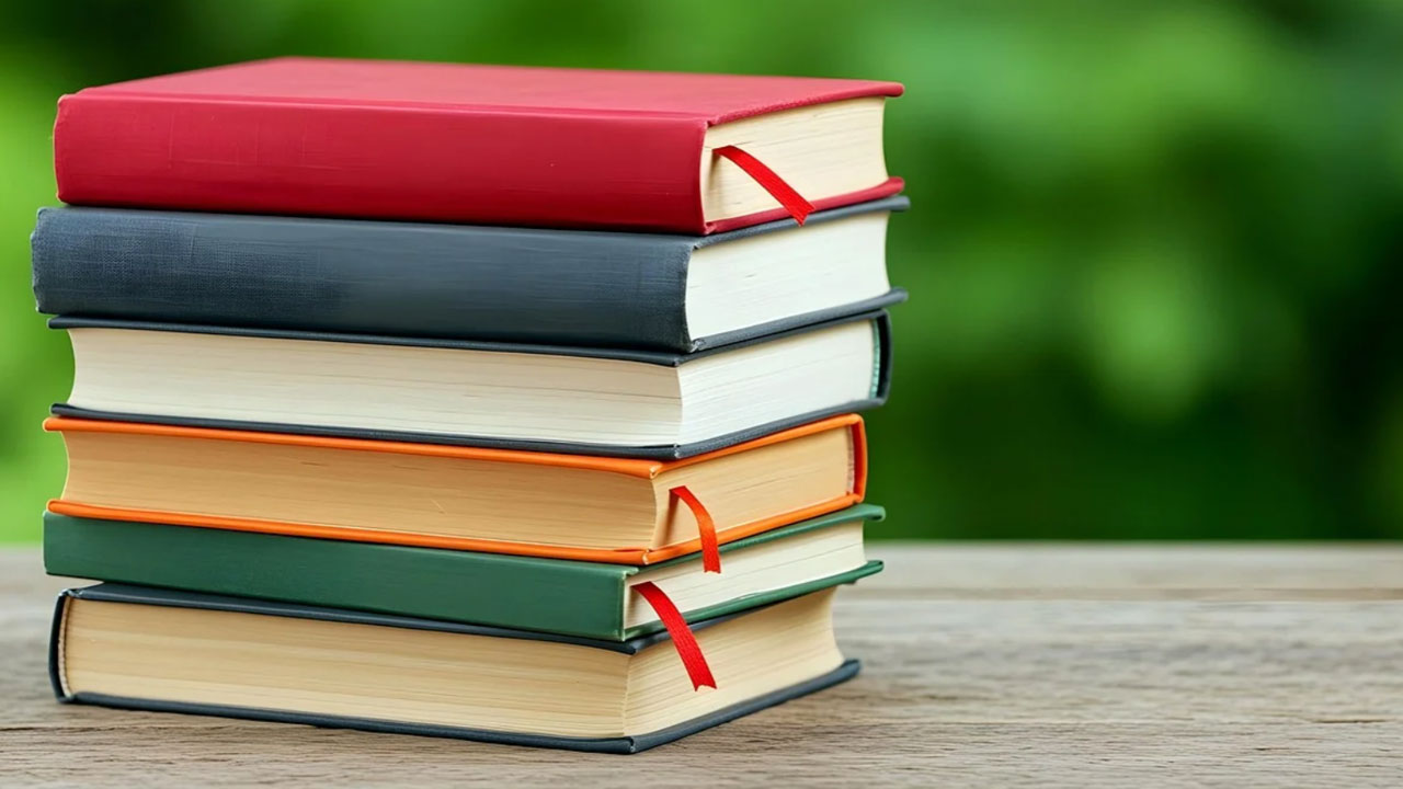 Pile de livres pour préparer l'édition et la publication