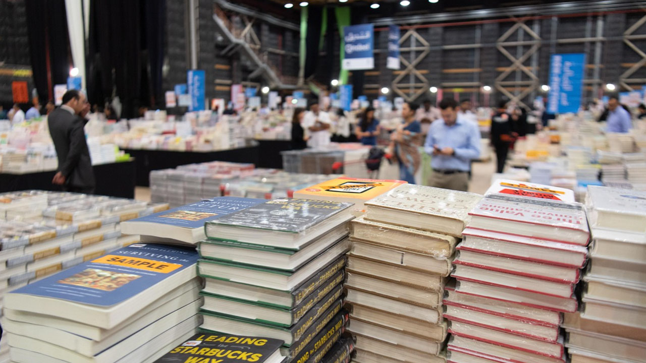 Salon du livre et piles d'ouvrages pour la publication et la diffusion